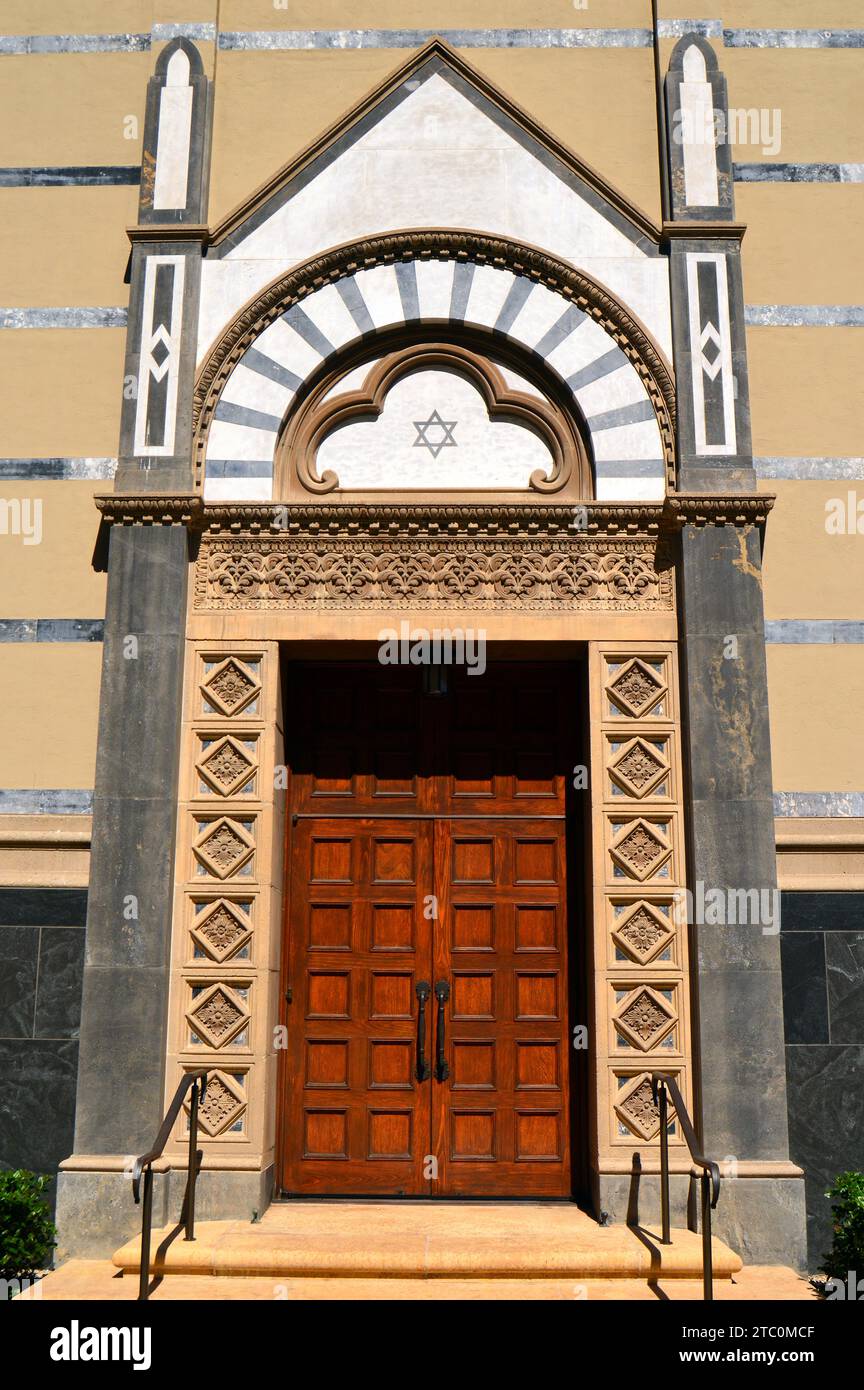 Un'elaborata porta in legno segna l'ingresso del tempio Wilshire Boulevard a Los Angeles Foto Stock