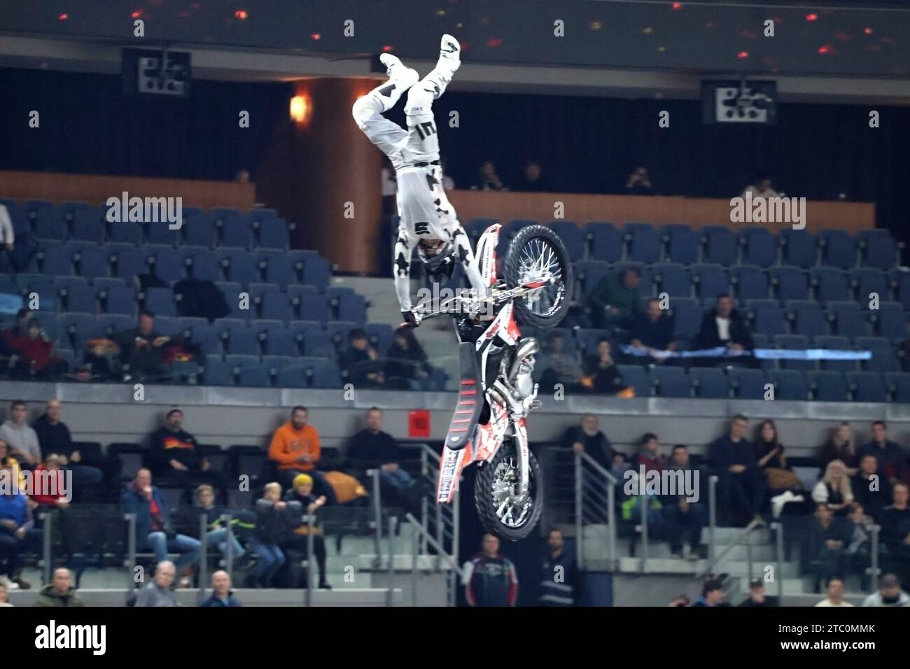 Stelle di tutto il mondo stanno eseguendo i loro capolavori durante i GIOCHI DI motocross freestyle FMX GLADIATOR 2024 nella O2 ARENA DI Praga, Repubblica Ceca Foto Stock