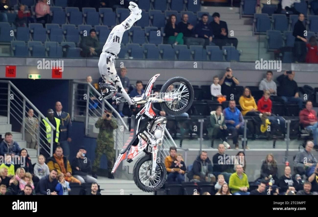 Stelle di tutto il mondo stanno eseguendo i loro capolavori durante i GIOCHI DI motocross freestyle FMX GLADIATOR 2024 nella O2 ARENA DI Praga, Repubblica Ceca Foto Stock