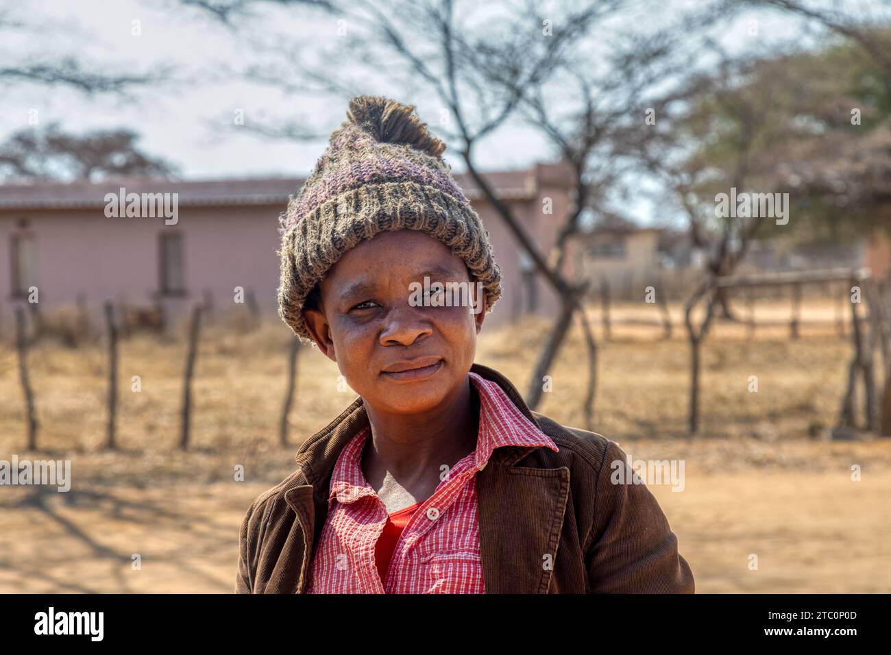 ritratto di una giovane donna con berretto del villaggio felice, zona rurale del botswana Foto Stock
