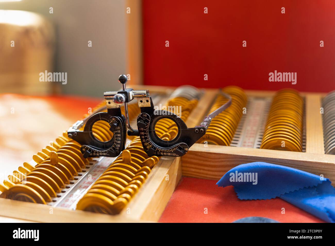 kit per test di apparecchiature per gli occhi, società di beneficenza, test della visione delle persone, strumenti per lenti Foto Stock