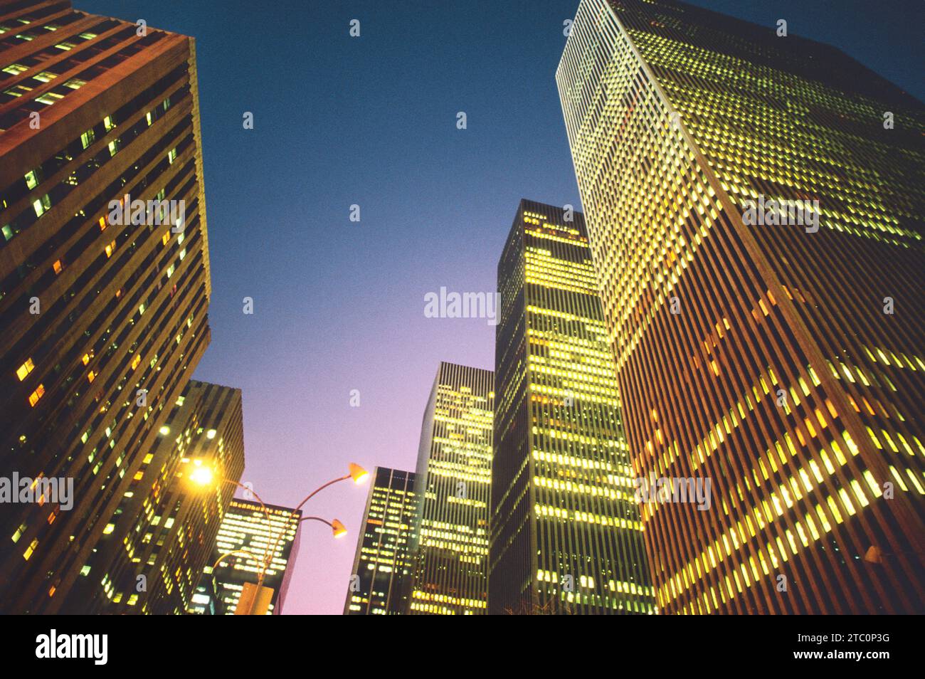 New York City Avenue of the Americas grattacieli, 6th Avenue, di notte. Rockefeller Center Complex, New York, USA Foto Stock