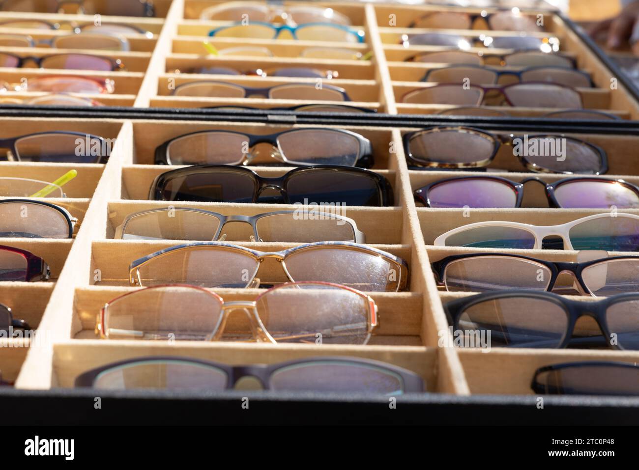 rack con occhiali da vista su un tavolo, utilizzato per un evento di beneficenza da distribuire ai poveri Foto Stock