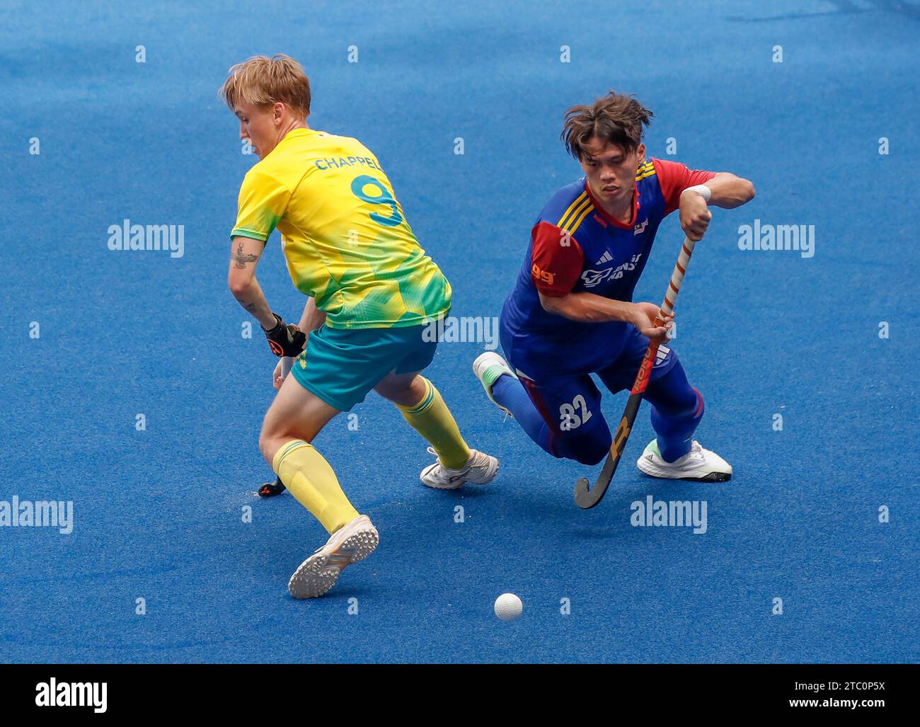 Kuala Lumpur, Malesia. 8 dicembre 2023. Chappell Diarmid dell'Australia (L) e Jeffrynus Andywalfian della Malesia (R) in azione durante la partita della FIH Hockey Men's Junior World Cup Malaysia 2023 tra Australia e Malesia al Bukit Jalil National Hockey Stadium. Punteggio finale; Australia 5:2 Malesia. Credito: SOPA Images Limited/Alamy Live News Foto Stock