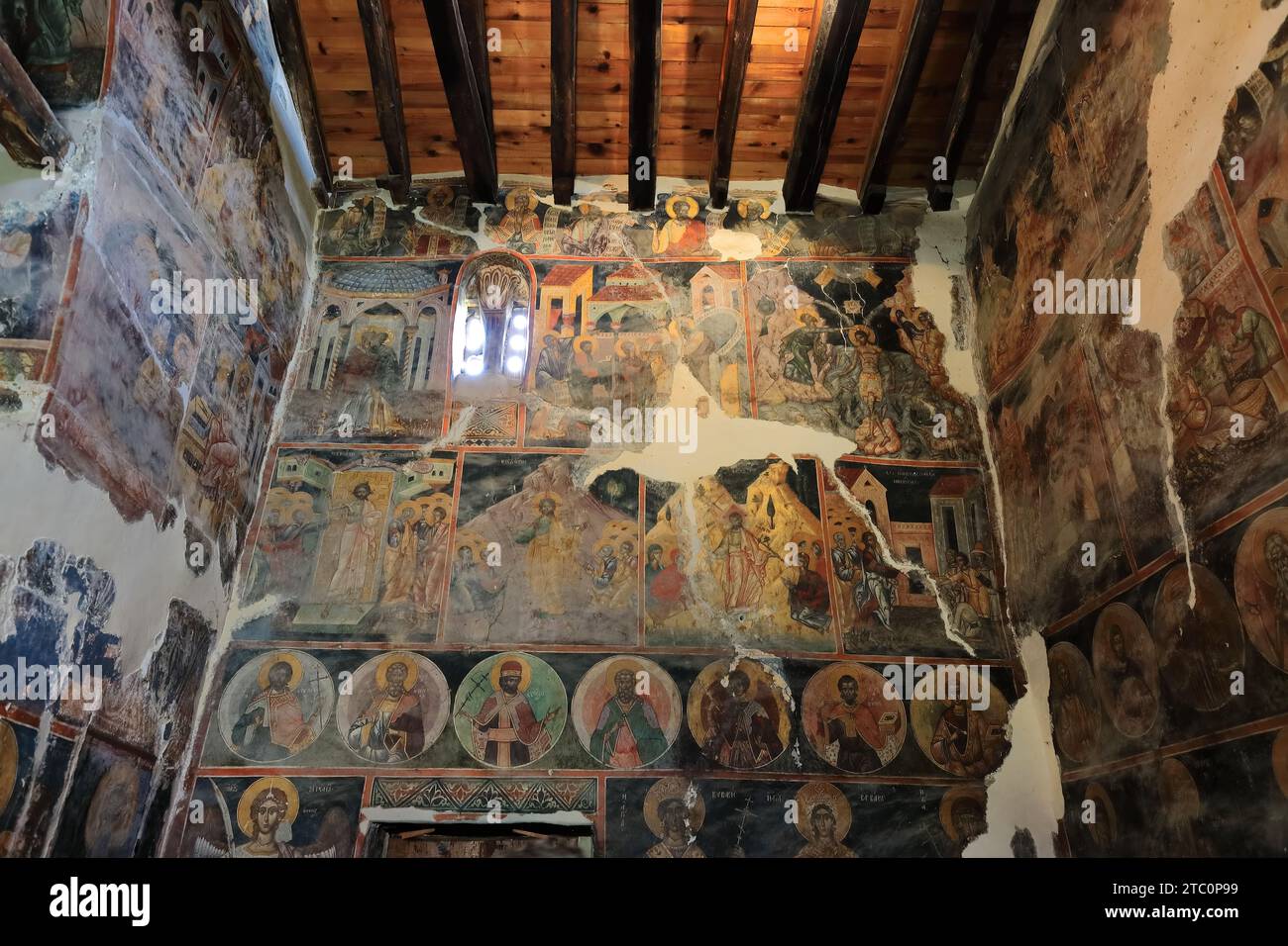 083 affreschi all'interno della parete sud-ovest della chiesa di Santa Maria Vllaherna-Blachernae, quartiere di Kala. Berat-Albania. Foto Stock