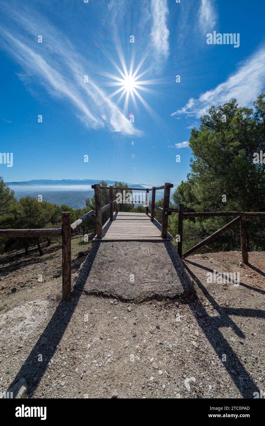 Splendido paesaggio da un punto panoramico in legno sulla strada per Moclin (Spagna) in una soleggiata mattinata autunnale Foto Stock