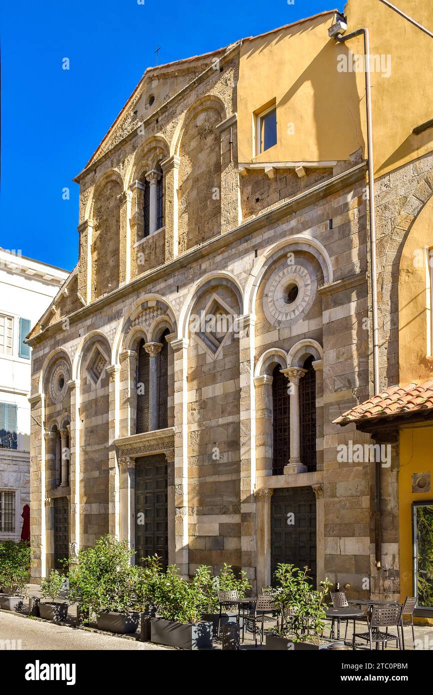 Pisa, 24 novembre 2023: Chiesa di San Pietro in Vinculis, chiesa romanica costruita all'inizio del XII secolo, in via Camillo Benso Cavour Foto Stock