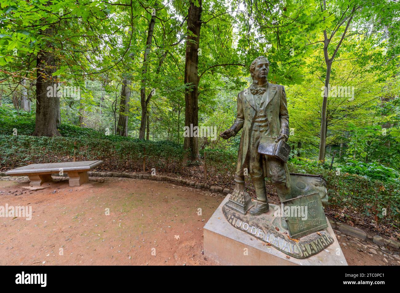 Granada, Spagna; 04 novembre 2023: Statua omaggio allo scrittore Washington Irving nella foresta dell'Alhambra (Granada, Spagna) Foto Stock