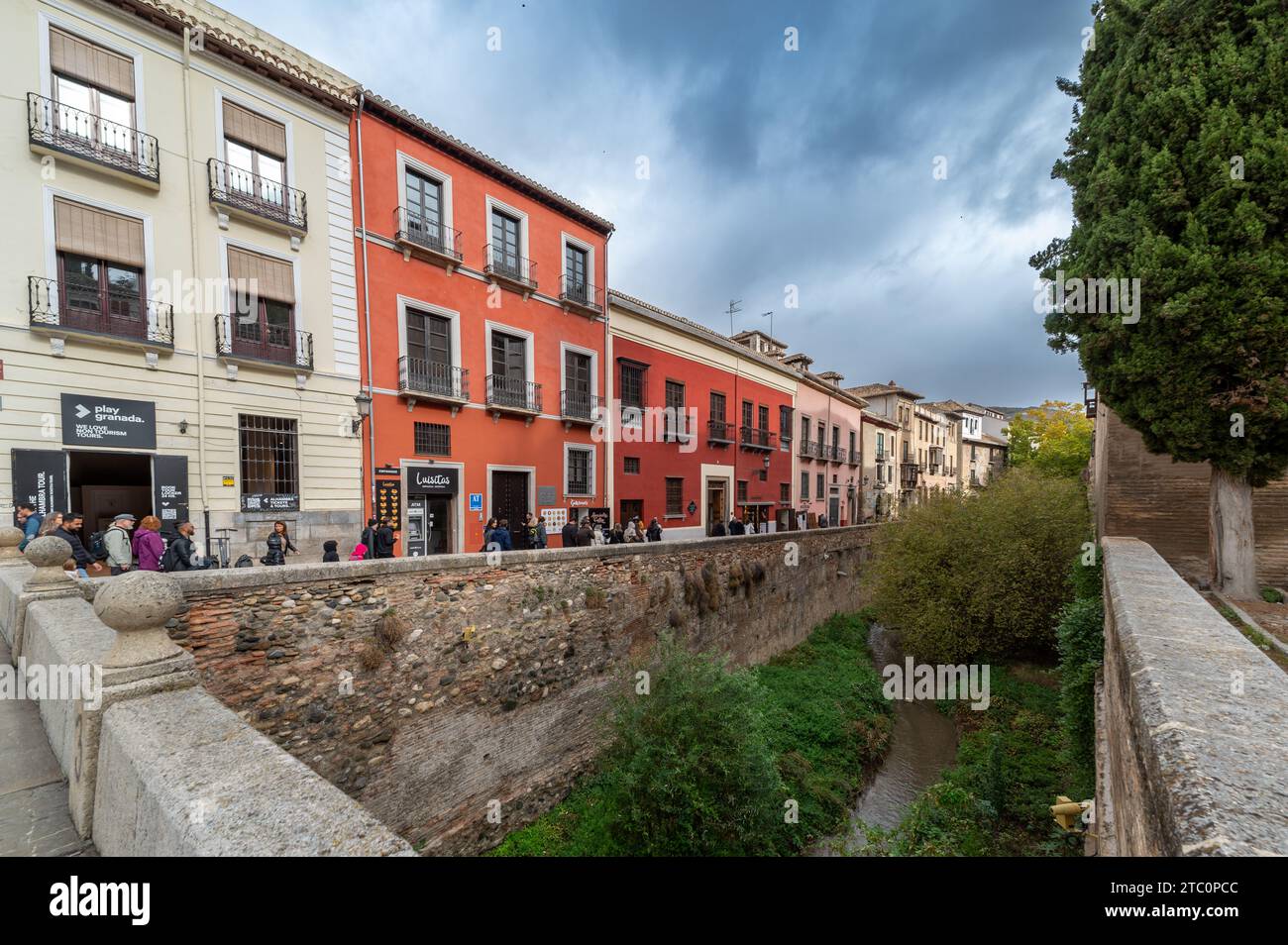 Granada, Spagna; 4 novembre 2023: Vista panoramica del fiume Darro che attraversa il Paseo de los Tristes, nell'Albaicin di Granada Foto Stock
