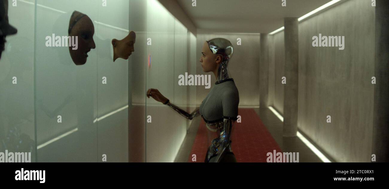 DATA DI RILASCIO: 24 aprile 2015. TITOLO: Ex Machina. STUDIO: Universal Pictures. DIRETTORE: Alex Garland. TRAMA: Un giovane programmatore viene selezionato per partecipare a un innovativo esperimento di intelligenza sintetica valutando le qualità umane di un umanoide altamente avanzato A.I. INTERPRETATO da: Alicia Vikander, Domhnall Gleeson, Oscar Isaac. (Credito: © Universal Pictures/Entertainment Pictures/ZUMAPRESS.com) SOLO PER USO EDITORIALE! Non per USO commerciale! Foto Stock