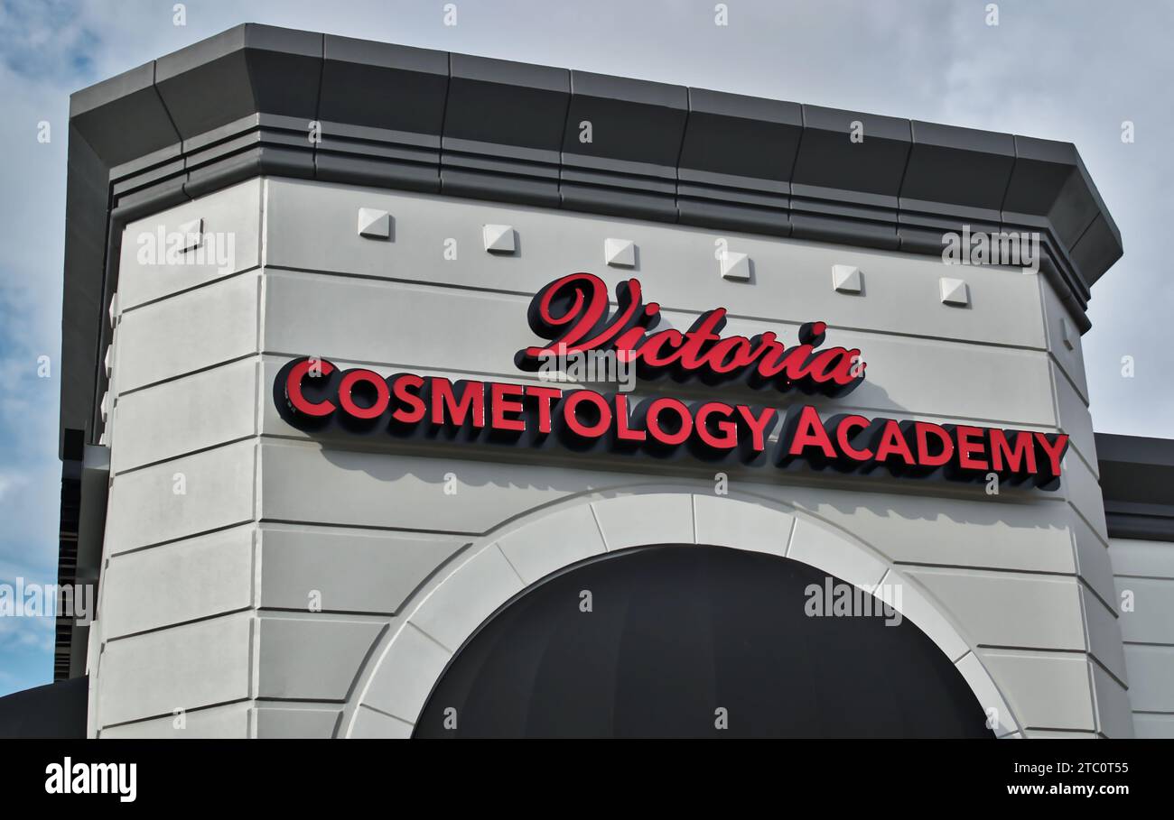 Houston, Texas USA 07-04-2023: Edificio della Victoria Cosmetology Academy, facciata esterna, insegna isolata a Houston, Texas, scuola di bellezza e cosmetica. Foto Stock