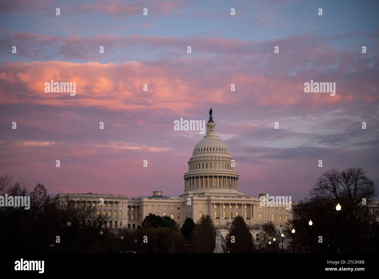 Washington, USA. 9 dicembre 2023. Una vista generale dell'edificio del Campidoglio al tramonto, a Washington, DC, sabato 9 dicembre, 2023. (Graeme Sloan/Sipa USA) credito: SIPA USA/Alamy Live News Foto Stock
