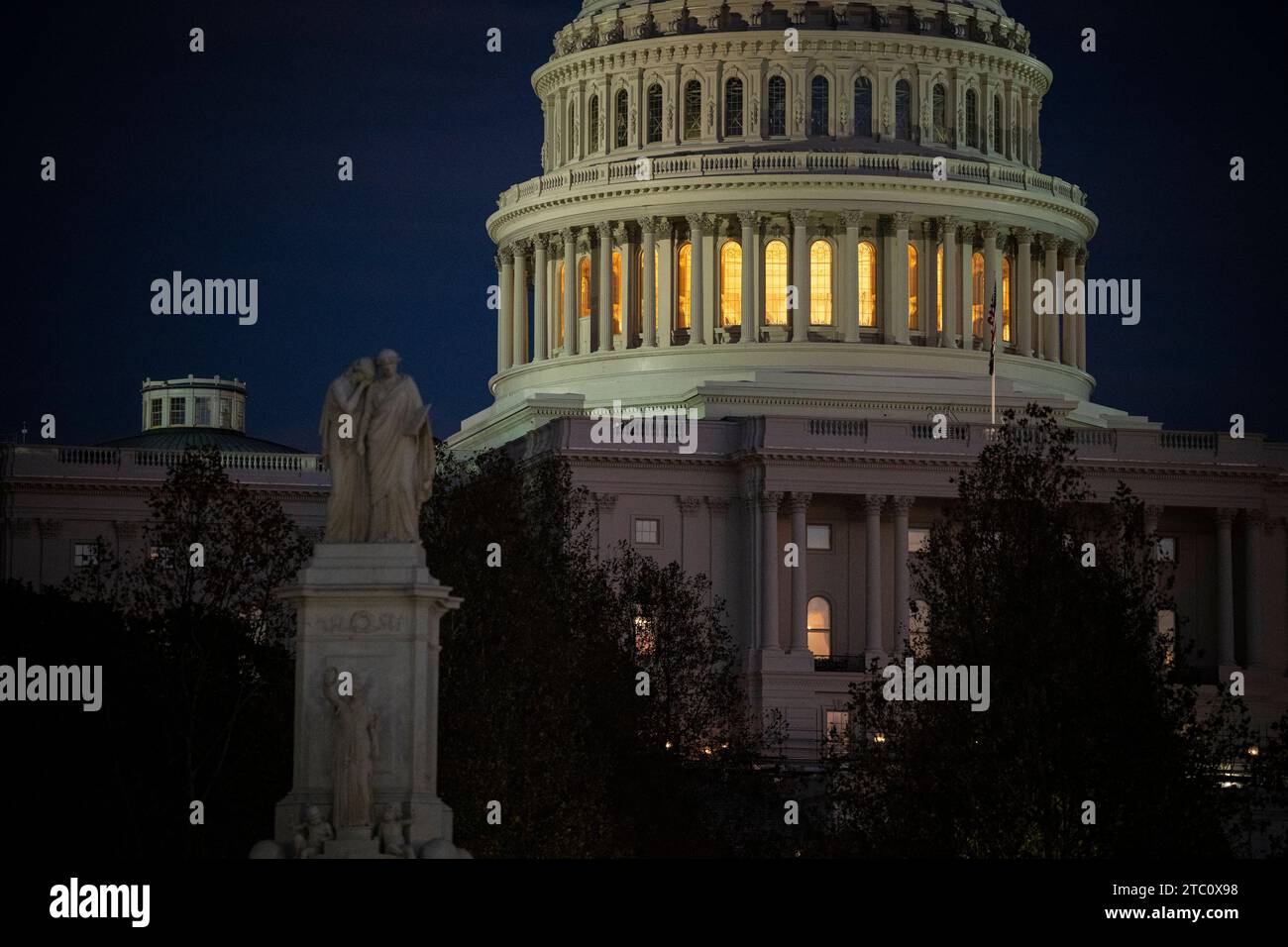 Washington, USA. 9 dicembre 2023. Una vista generale dell'edificio del Campidoglio americano al tramonto, a Washington, DC, sabato 9 dicembre, 2023. (Graeme Sloan/Sipa USA) credito: SIPA USA/Alamy Live News Foto Stock