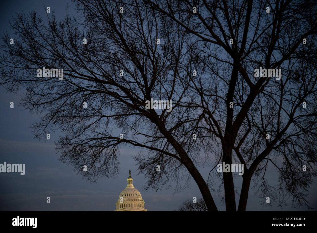 Washington, USA. 9 dicembre 2023. Una vista generale della cupola del Campidoglio americano al tramonto, a Washington, DC, sabato 9 dicembre, 2023. (Graeme Sloan/Sipa USA) credito: SIPA USA/Alamy Live News Foto Stock