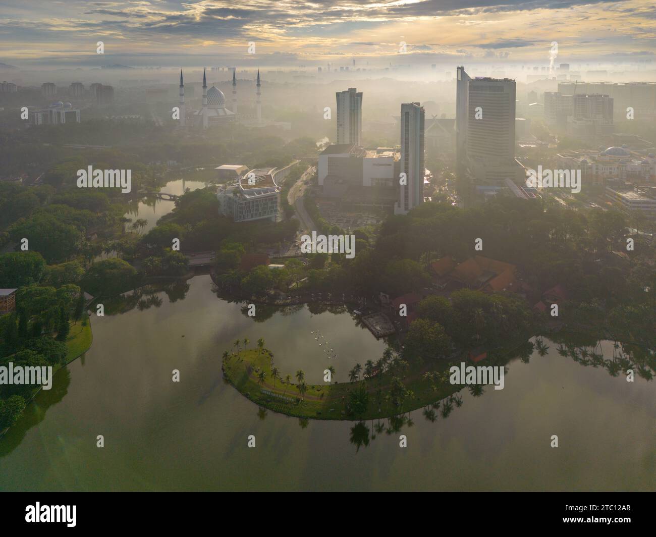 Il maestoso skyline di Shah Alam si dispiega come un arazzo dall'alto, incorporando modernità e verde in un paesaggio urbano mozzafiato. Foto Stock