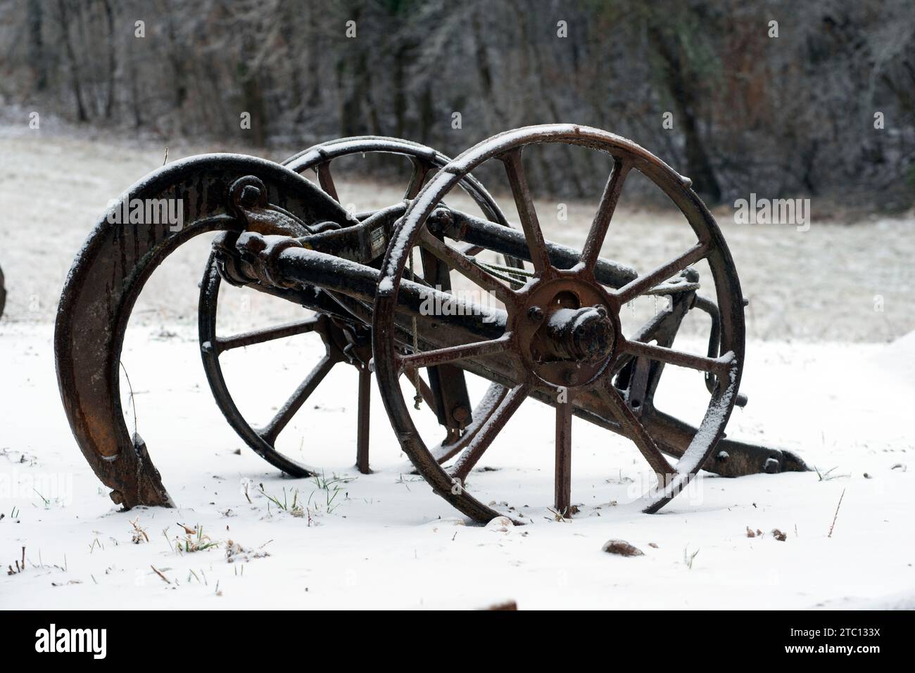 Un antico aratro in un campo durante una tempesta di ghiaccio e neve Foto Stock