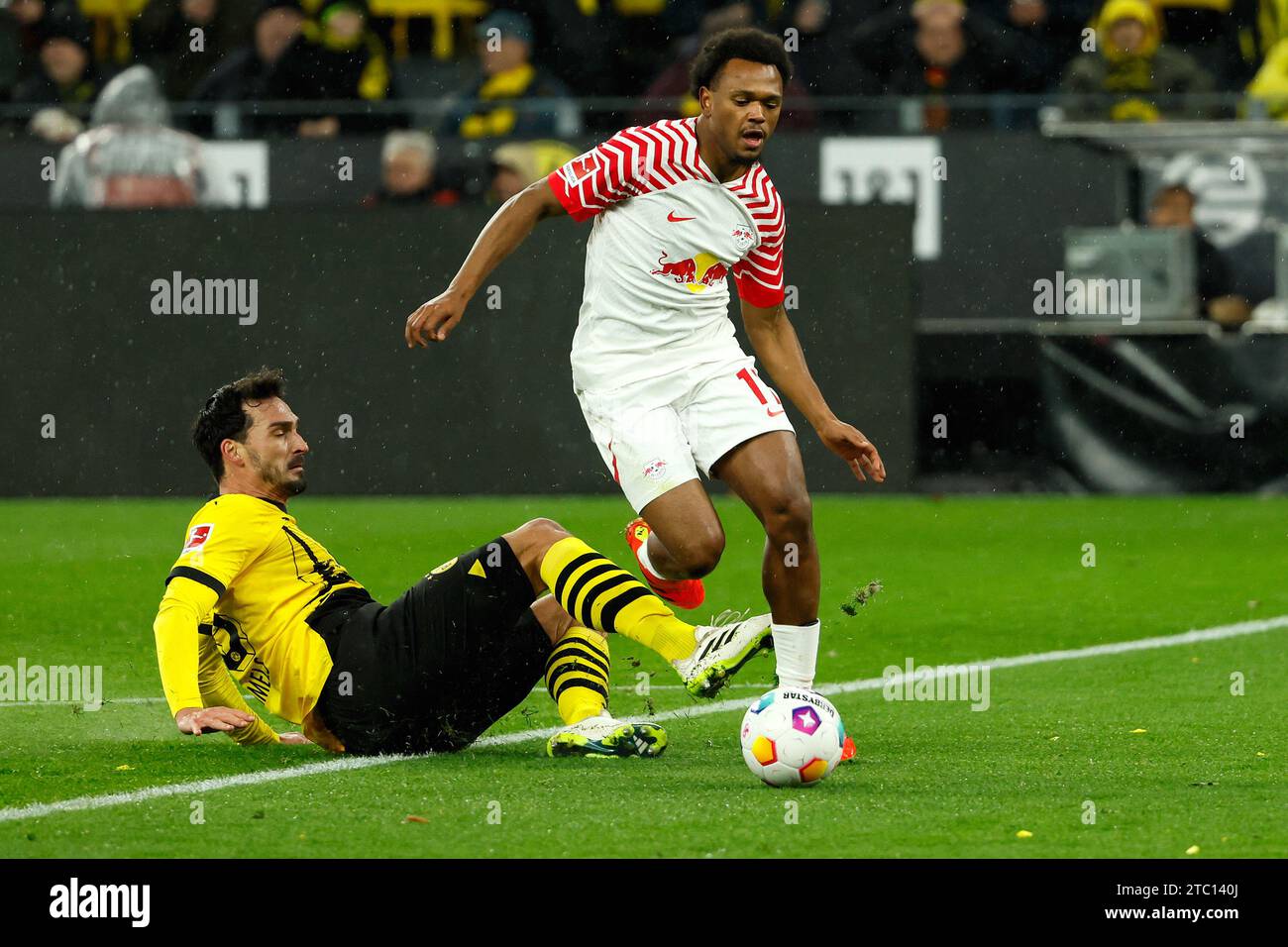 Dortmund, Germania. 9 dicembre 2023. Mats Hummels (L) del Borussia Dortmund vies con Lois Openda del RB Leipzig durante la prima divisione della Bundesliga Match a Dortmund, Germania, 9 dicembre 2023. Crediti: Joachim Bywaletz/Xinhua/Alamy Live News Foto Stock