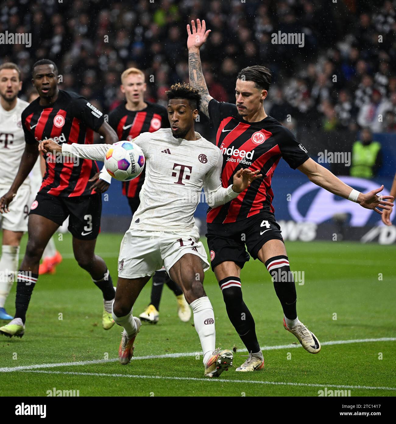 Francoforte, Germania. 9 dicembre 2023. Robin Koch (R) dell'Eintracht Frankfurt vies con Kingsley Coman del Bayern Monaco durante la prima divisione della Bundesliga match a Francoforte, Germania, 9 dicembre 2023. Crediti: Ulrich Hufnagel/Xinhua/Alamy Live News Foto Stock