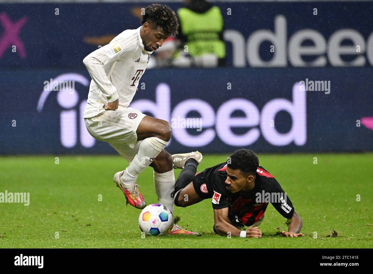 Francoforte, Germania. 9 dicembre 2023. Ansgar Knauff (R) dell'Eintracht Frankfurt vies con Kingsley Coman del Bayern Monaco durante la prima divisione della Bundesliga match a Francoforte, Germania, 9 dicembre 2023. Crediti: Ulrich Hufnagel/Xinhua/Alamy Live News Foto Stock
