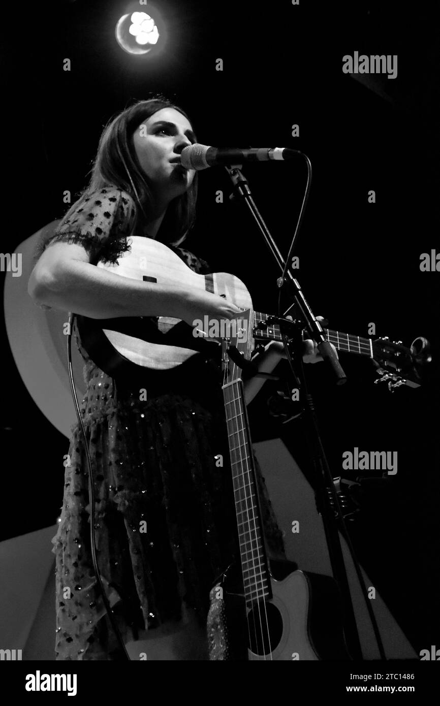 Amelia Coburn di Teesside e la sua band completa (Amelia Coburn and Friends) si esibiscono dal vivo all'ARC, Stockton-on-Tees. Crediti: James Hind/Alamy Live News. Foto Stock