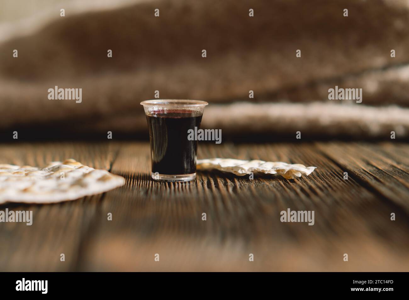 Comunione. Tradizione religiosa di rompere il pane. Pane e vino Foto Stock