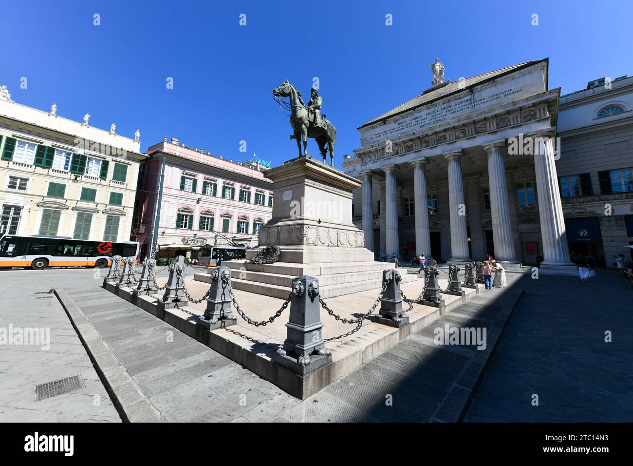 Genova - 29 luglio 2022: Teatro Carlo felice, teatro dell'opera della città italiana di Genova e statua di Giuseppe Garibaldi. Foto Stock