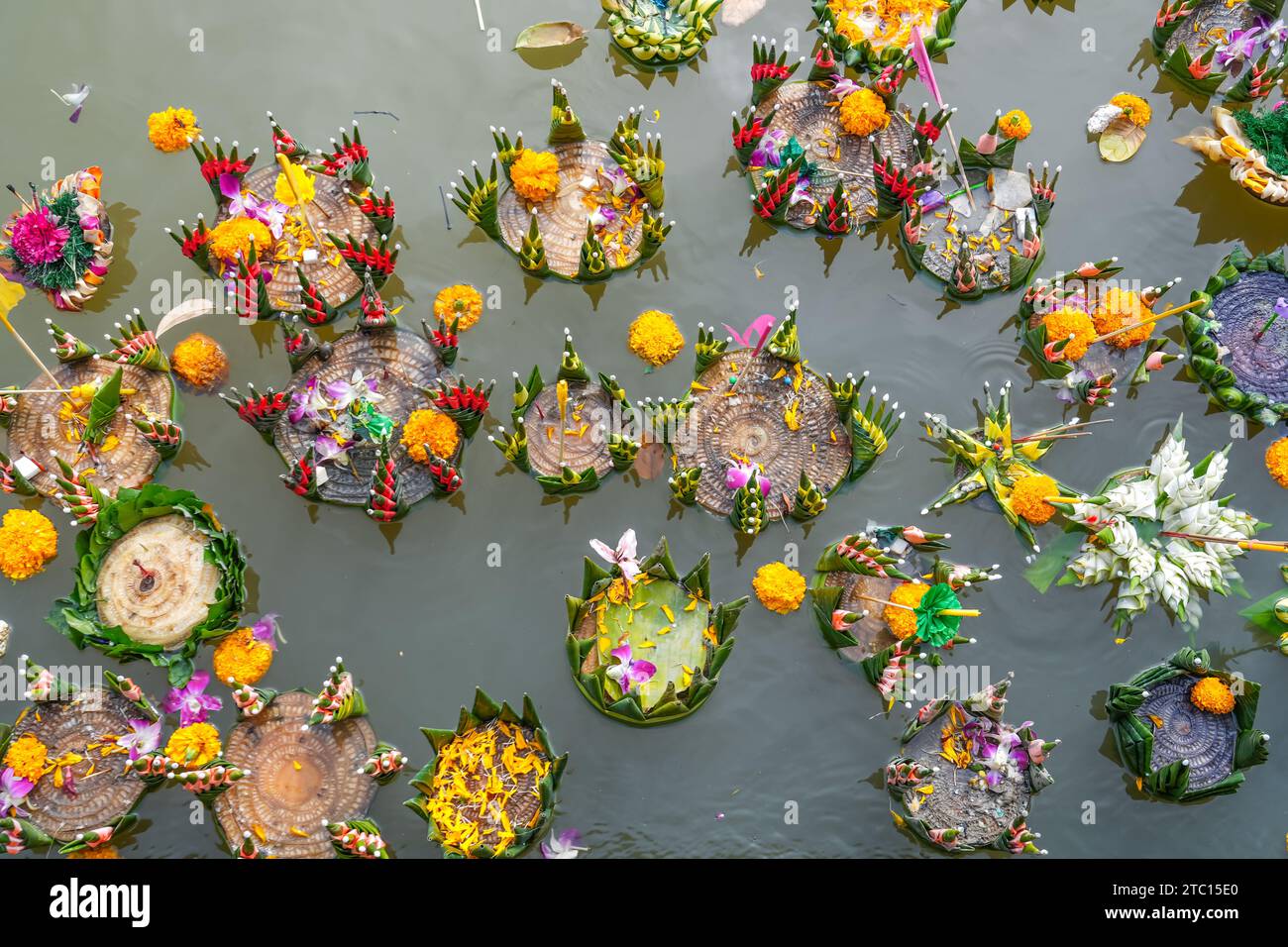Regali galleggianti agli dei sotto forma di fiori e artigianato sul fiume. Foto Stock