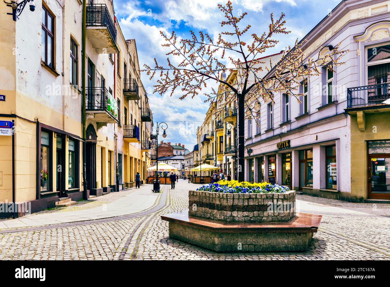 Nowy Sacz, Polonia - 12 maggio 2022: Bella strada della città vecchia. Foto Stock