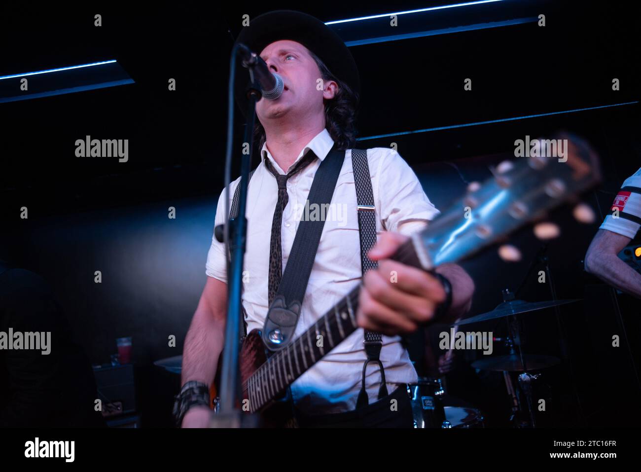 Margate, Regno Unito. 9 dicembre 2023. I Libertines sorprendono i fan con un concerto segreto al bar di immersioni Justine's di Carl Barat, per celebrare l'imminente uscita del nuovo album "All Quiet on the Eastern Esplanade". Cristina Massei/Alamy Live News Foto Stock