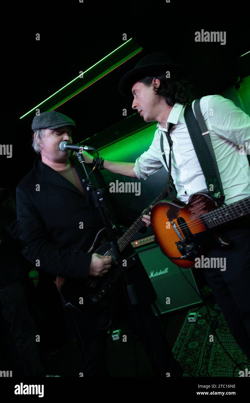 Margate, Regno Unito. 9 dicembre 2023. I Libertines sorprendono i fan con un concerto segreto al bar di immersioni Justine's di Carl Barat, per celebrare l'imminente uscita del nuovo album "All Quiet on the Eastern Esplanade". Cristina Massei/Alamy Live News Foto Stock