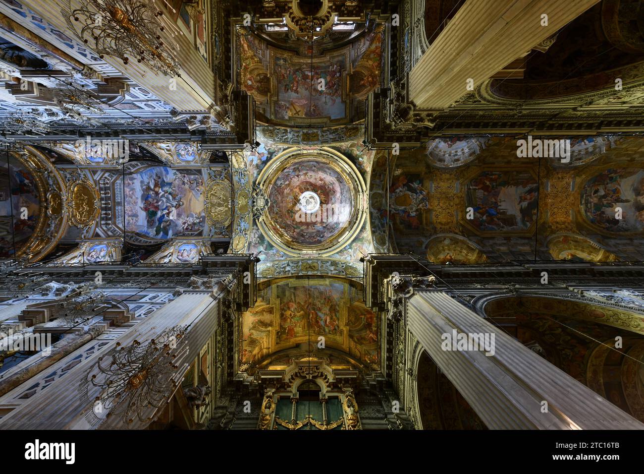 Genova, Italia - 2 agosto 2022: San Siro è una basilica cattolica romana situata sull'omonima via, nel quartiere della Maddalena, in centro Foto Stock