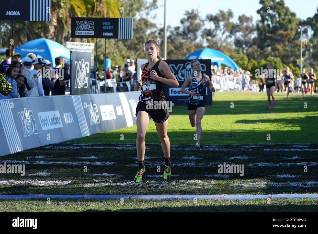 Samantha Humphries si piazza ottava nella gara femminile alle 17:44,5 durante i Campionati di fondo Foot Locker a Morley Field, sabato 9 dicembre 20 Foto Stock