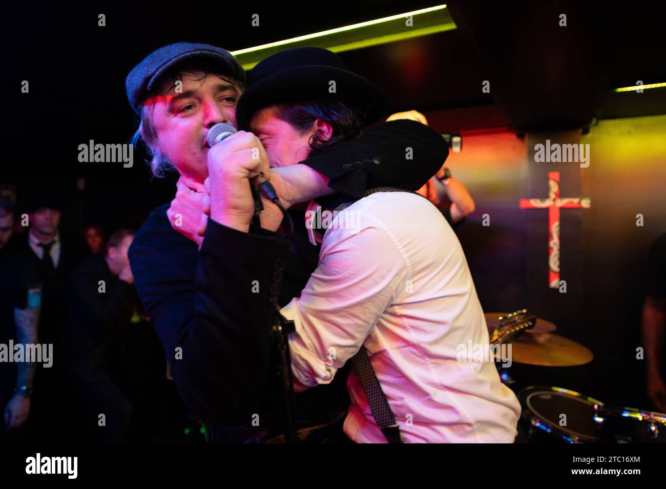 Margate, Regno Unito. 9 dicembre 2023. I Libertines sorprendono i fan con un concerto segreto al bar di immersioni Justine's di Carl Barat, per celebrare l'imminente uscita del nuovo album "All Quiet on the Eastern Esplanade". Cristina Massei/Alamy Live News Foto Stock