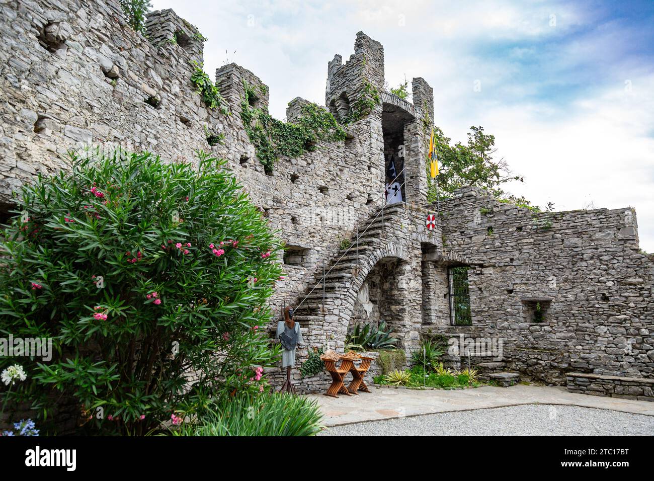 Una scalinata conduce ad una torre angolare tra le rovine del castello medievale di Vezio a Perledo, Lombardia, Italia. Foto Stock