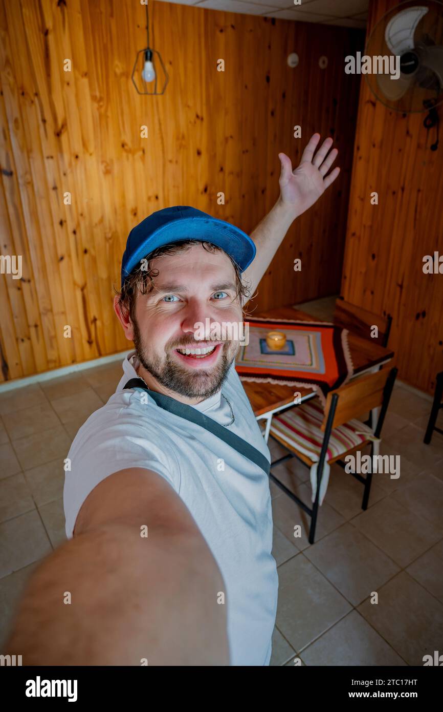 L'uomo fa un selfie entrando in un appartamento. Foto Stock