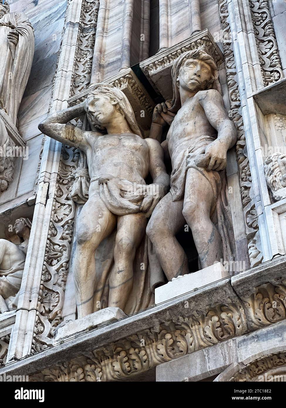 Milano, Italia - 4 agosto 2022: All'interno del famoso Duomo, la cattedrale di Milano, conosciuta anche come Basilica della Natività di Santa Maria. La sua Foto Stock