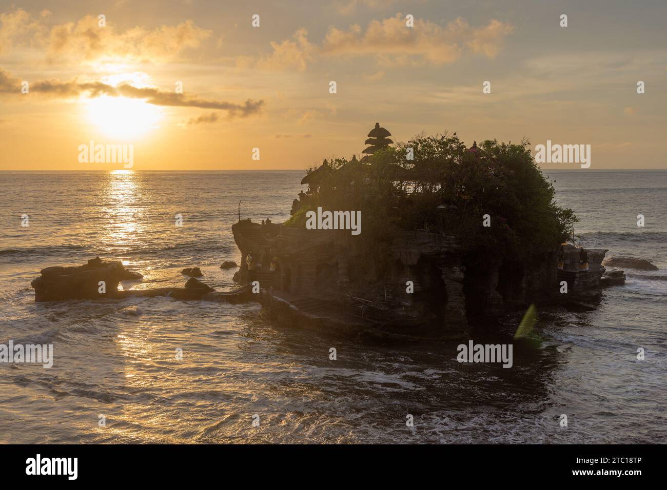 Tempio Tanah Lot al tramonto, Bali, Indonesia Foto Stock