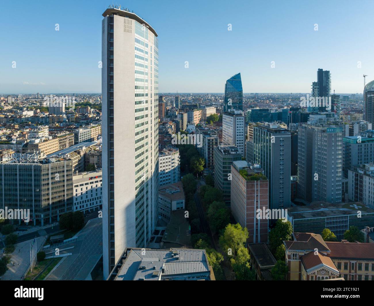 Milano, Italia - 3 agosto 2022: La famosa torre Pirelli, detta anche Pirellone. È l'edificio di Milano dove ha sede il Consiglio regionale della Lombardia Foto Stock