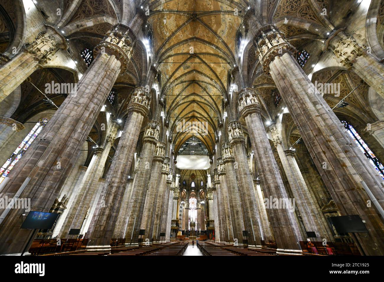 Milano, Italia - 4 agosto 2022: All'interno del famoso Duomo, la cattedrale di Milano, conosciuta anche come Basilica della Natività di Santa Maria. La sua Foto Stock