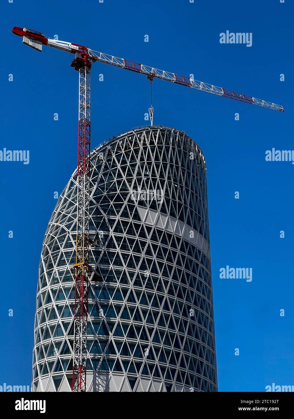 Milano, Italia - 3 agosto 2022: La Torre Unipol è in costruzione intorno a Piazza Gae Aulenti a Milano, Italia. Foto Stock