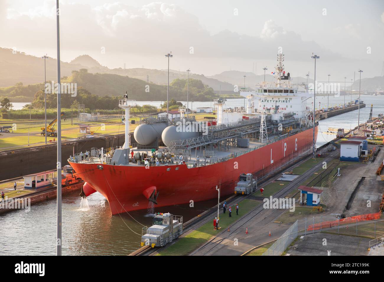 Navigazione di una nave petroliera attraverso il Canale di Panama nella città di Panama, Panama, America centrale Foto Stock