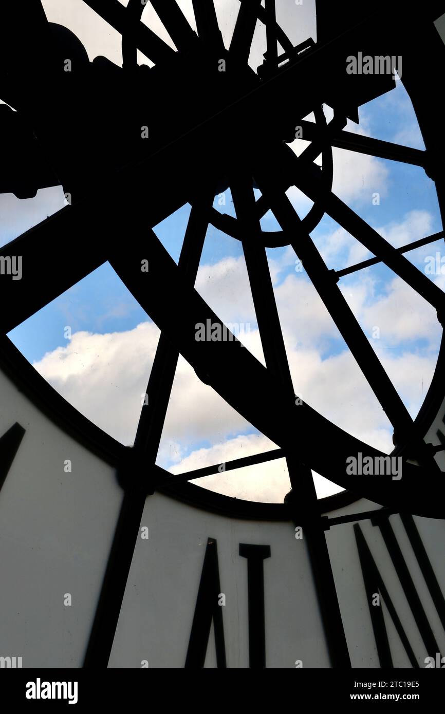 Guardando attraverso il Musee D'Orsay Clock Foto Stock