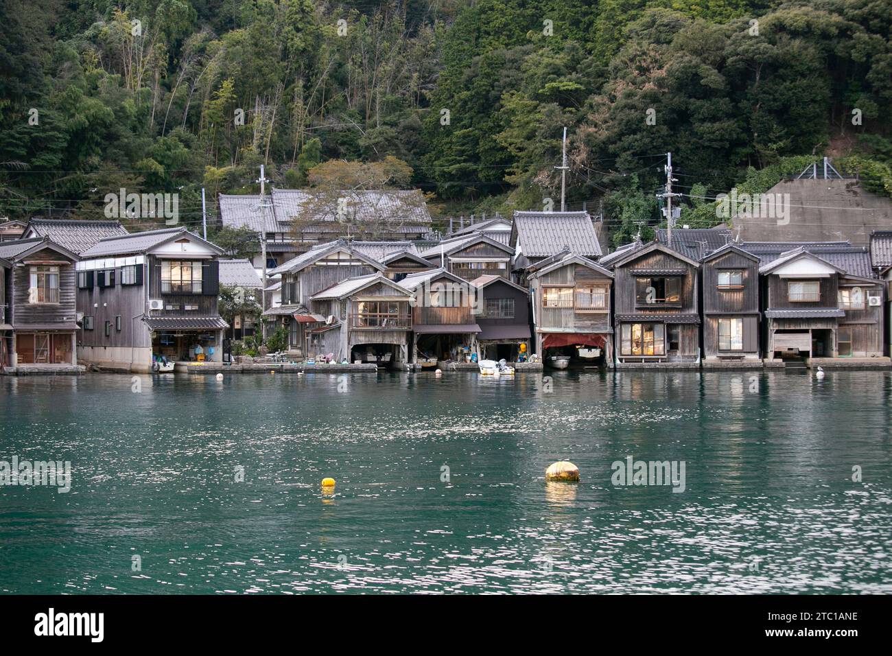 Splendido villaggio di pescatori di Ine, a nord di Kyoto. Funaya o case in barca sono tradizionali case in legno costruite sulla riva del mare. Foto Stock