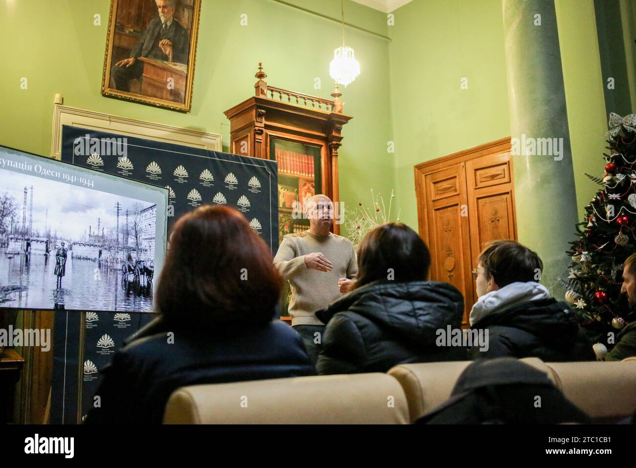 Odessa, Ucraina. 9 dicembre 2023. Il pubblico e il docente Oleksandr Babich sono visti alla biblioteca scientifica di Odessa. La conferenza di Oleksandr Babich "Surviving the Occupation, Odessa 1941-1944" si tenne presso la biblioteca scientifica di Odessa. Oleksandr Babich-storico ucraino e volontario. (Foto di Viacheslav Onyshchenko/SOPA Images/Sipa USA) credito: SIPA USA/Alamy Live News Foto Stock