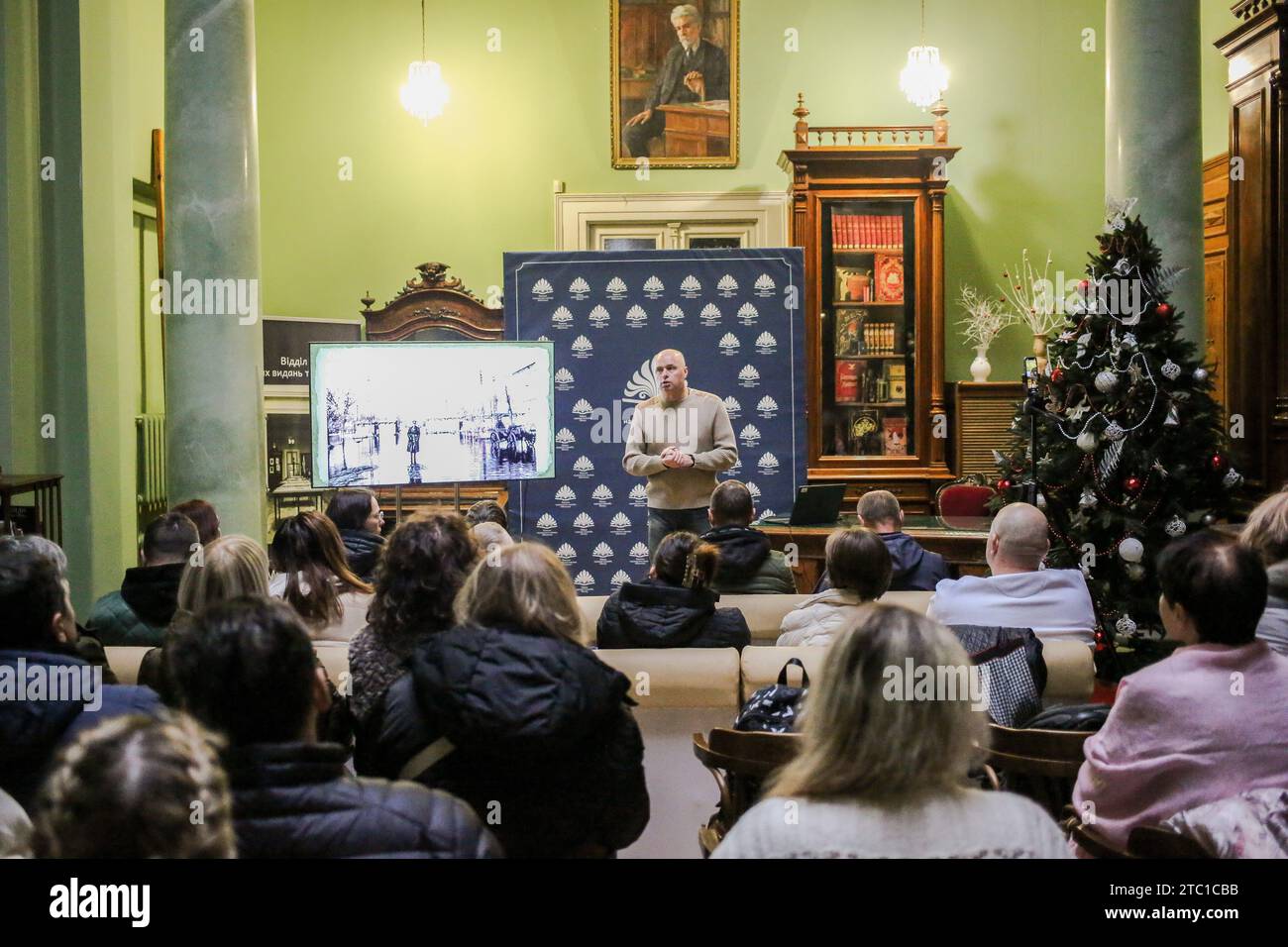 Odessa, Ucraina. 9 dicembre 2023. Il pubblico e il docente Oleksandr Babich sono visti alla biblioteca scientifica di Odessa. La conferenza di Oleksandr Babich "Surviving the Occupation, Odessa 1941-1944" si tenne presso la biblioteca scientifica di Odessa. Oleksandr Babich-storico ucraino e volontario. (Foto di Viacheslav Onyshchenko/SOPA Images/Sipa USA) credito: SIPA USA/Alamy Live News Foto Stock