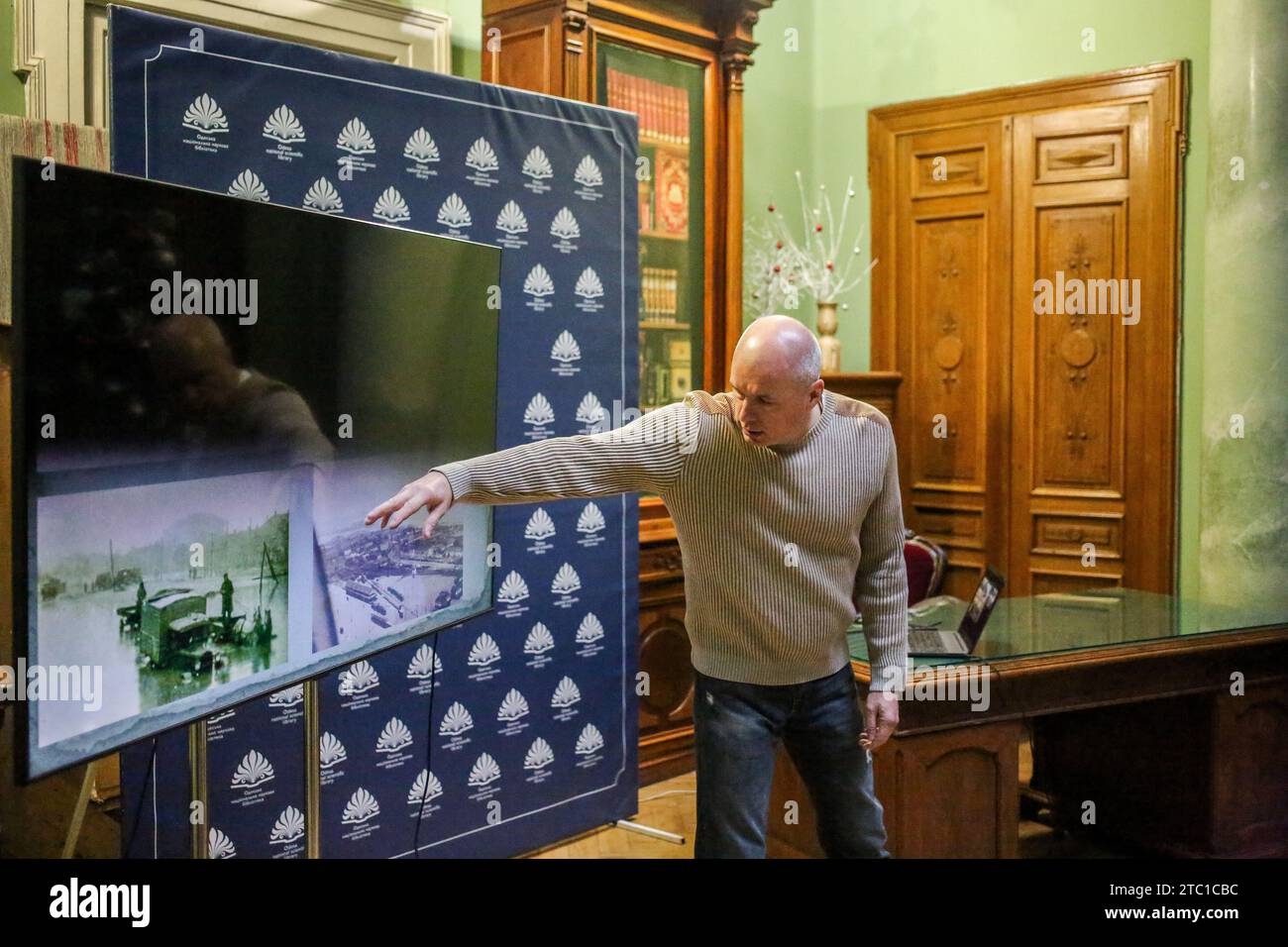 Odessa, Ucraina. 9 dicembre 2023. Oleksandr Babich ha visto tenere una conferenza alla biblioteca scientifica di Odessa. La conferenza di Oleksandr Babich "Surviving the Occupation, Odessa 1941-1944" si tenne presso la biblioteca scientifica di Odessa. Oleksandr Babich-storico ucraino e volontario. (Foto di Viacheslav Onyshchenko/SOPA Images/Sipa USA) credito: SIPA USA/Alamy Live News Foto Stock