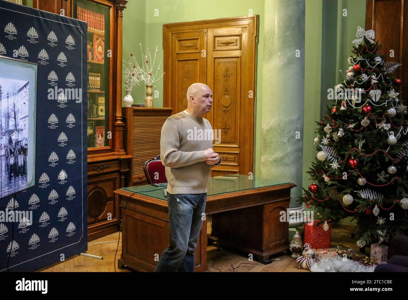 Odessa, Ucraina. 9 dicembre 2023. Oleksandr Babich ha visto tenere una conferenza alla biblioteca scientifica di Odessa. La conferenza di Oleksandr Babich "Surviving the Occupation, Odessa 1941-1944" si tenne presso la biblioteca scientifica di Odessa. Oleksandr Babich-storico ucraino e volontario. (Foto di Viacheslav Onyshchenko/SOPA Images/Sipa USA) credito: SIPA USA/Alamy Live News Foto Stock
