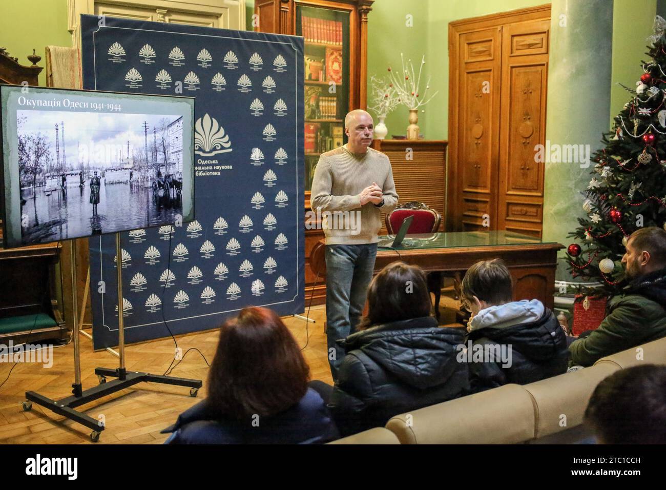 Odessa, Ucraina. 9 dicembre 2023. Il pubblico e il docente Oleksandr Babich sono visti alla biblioteca scientifica di Odessa. La conferenza di Oleksandr Babich "Surviving the Occupation, Odessa 1941-1944" si tenne presso la biblioteca scientifica di Odessa. Oleksandr Babich-storico ucraino e volontario. (Foto di Viacheslav Onyshchenko/SOPA Images/Sipa USA) credito: SIPA USA/Alamy Live News Foto Stock
