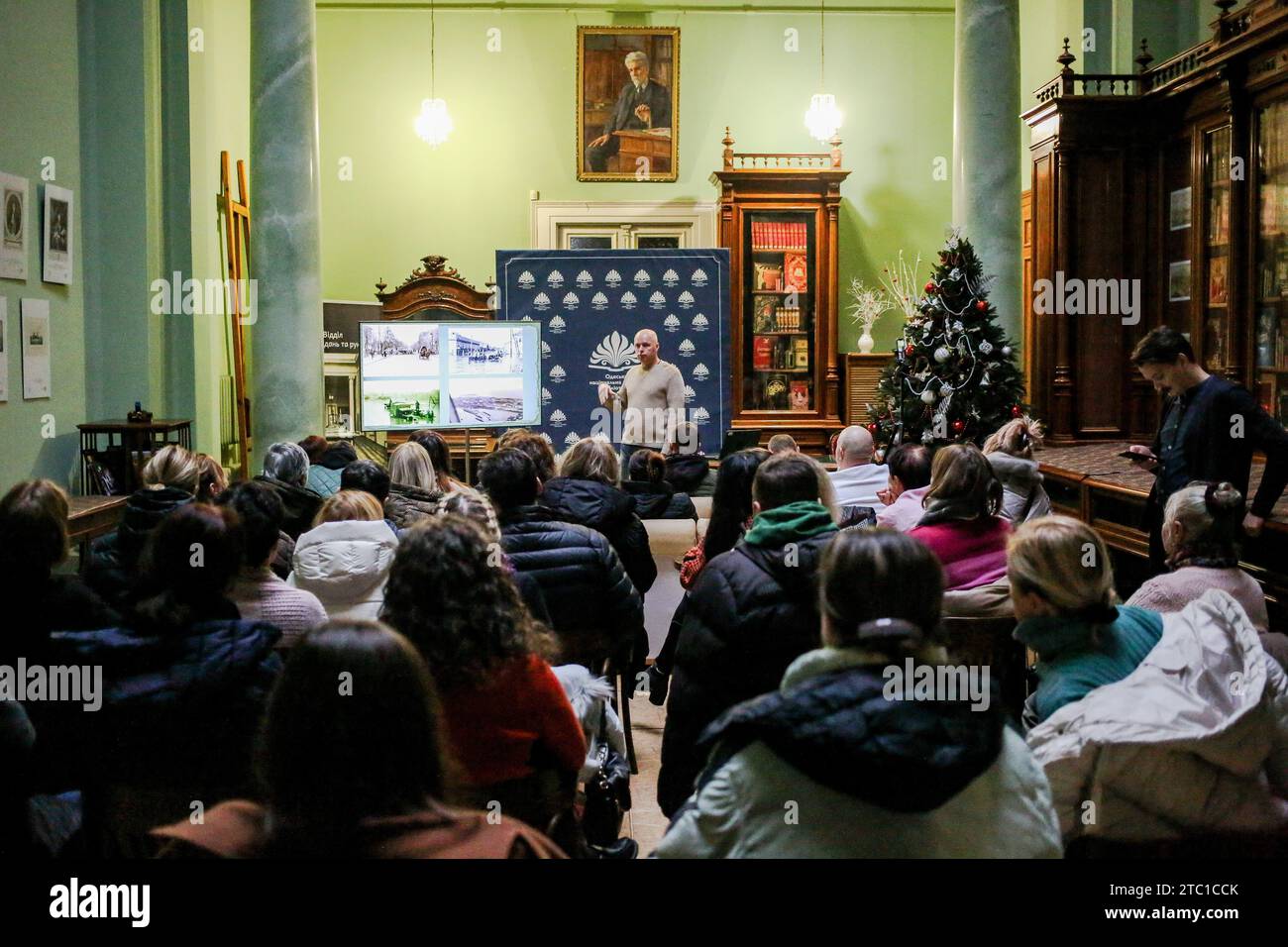 Odessa, Ucraina. 9 dicembre 2023. Il pubblico e il docente Oleksandr Babich sono visti alla biblioteca scientifica di Odessa. La conferenza di Oleksandr Babich "Surviving the Occupation, Odessa 1941-1944" si tenne presso la biblioteca scientifica di Odessa. Oleksandr Babich-storico ucraino e volontario. (Foto di Viacheslav Onyshchenko/SOPA Images/Sipa USA) credito: SIPA USA/Alamy Live News Foto Stock