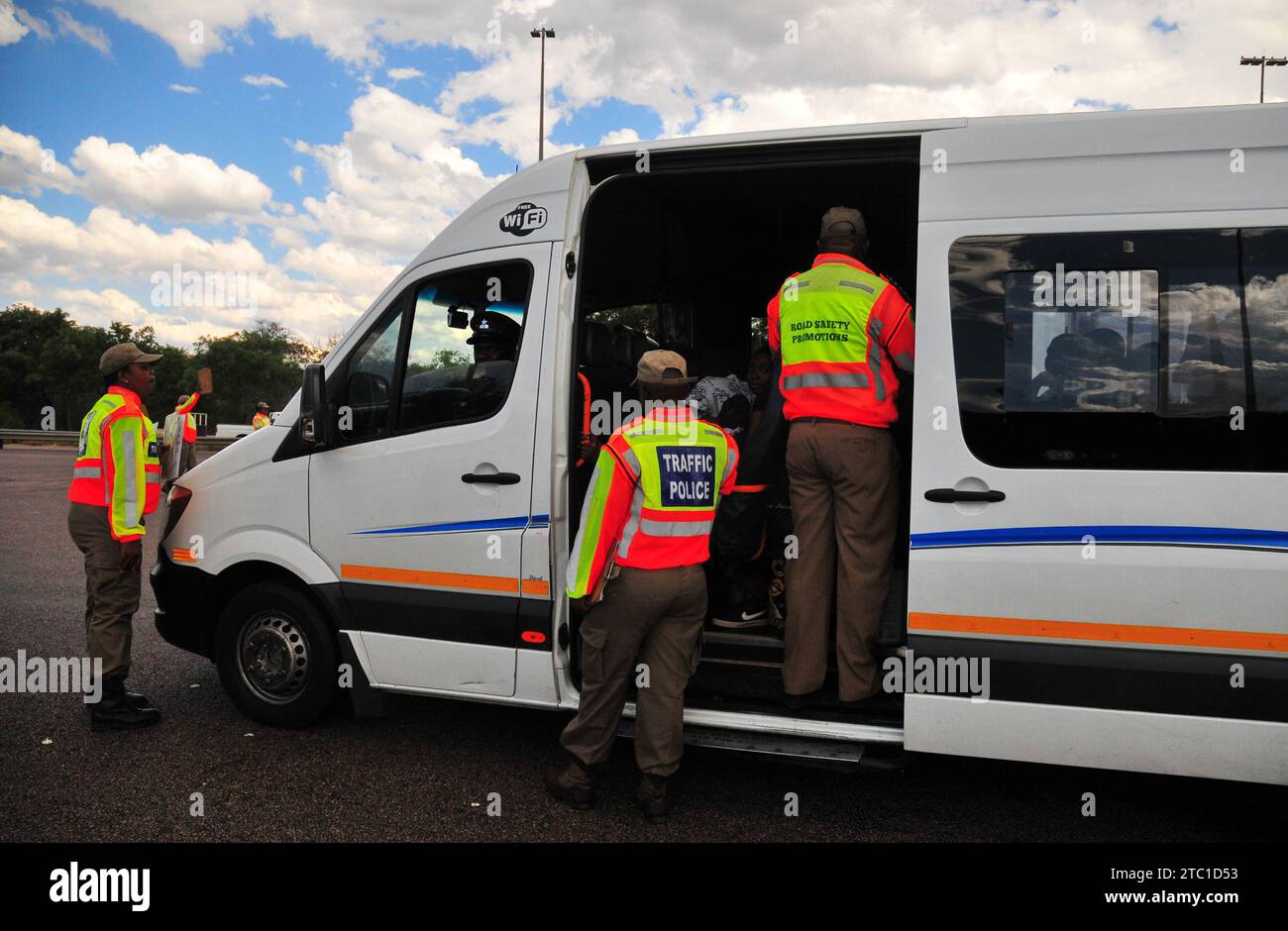 Gli agenti delle forze dell'ordine di Limpopo hanno condotto un blocco stradale al Kranskop Toll Plaza prima delle festività natalizie Foto Stock